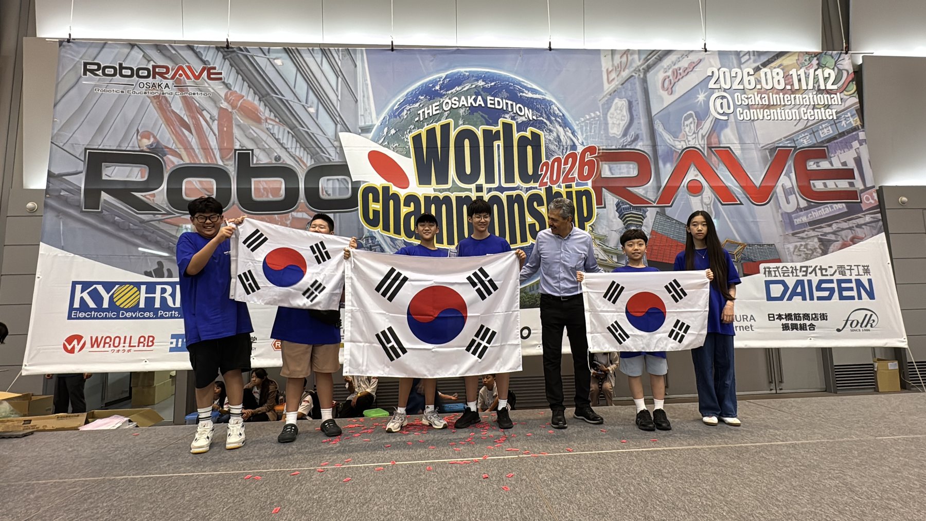 RoboRAVE OSAKA 2026 시상식 - 태극기를 든 한국 대표팀